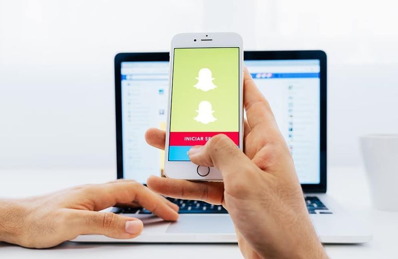 Android携帯で2つのSnapchatアカウントを実行する方法