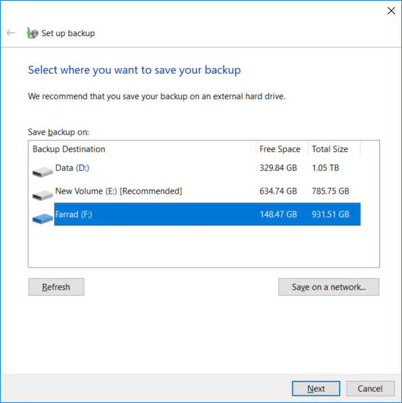 Vyberte externý pevný disk, na ktorý chcete uložiť zálohu systému Windows, a kliknite na tlačidlo Ďalej