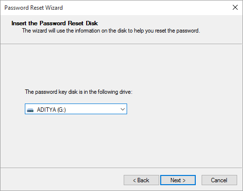 Da u menu drop-down, selezziunate l'unità USB chì hà u discu di resettore di password è cliccate Next