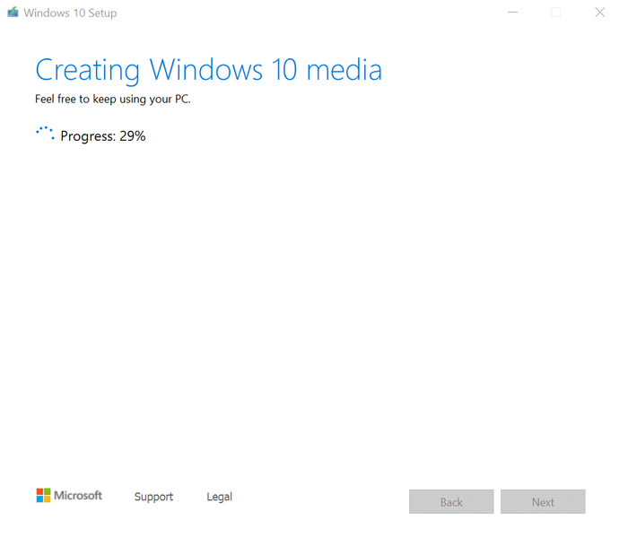 A ferramenta de criação de mídia começará automaticamente a criar a instalação do Windows 10