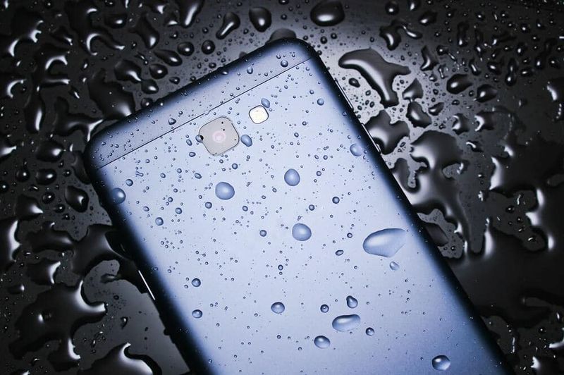 Ako ochrániť telefón pred poškodením vodou?